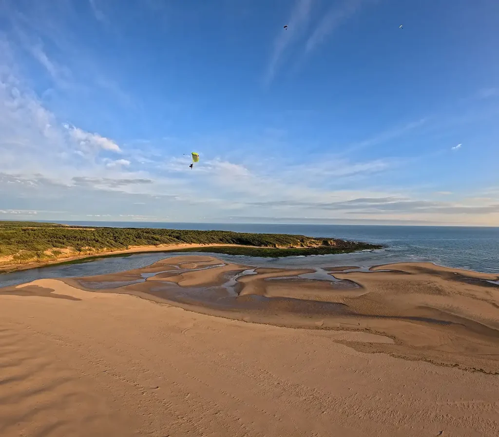 Finale d'atterrissage sur la plage du Veillon : l'estuaire du Payré et ses bancs de sable, vus depuis la voile lors de la descente finale.